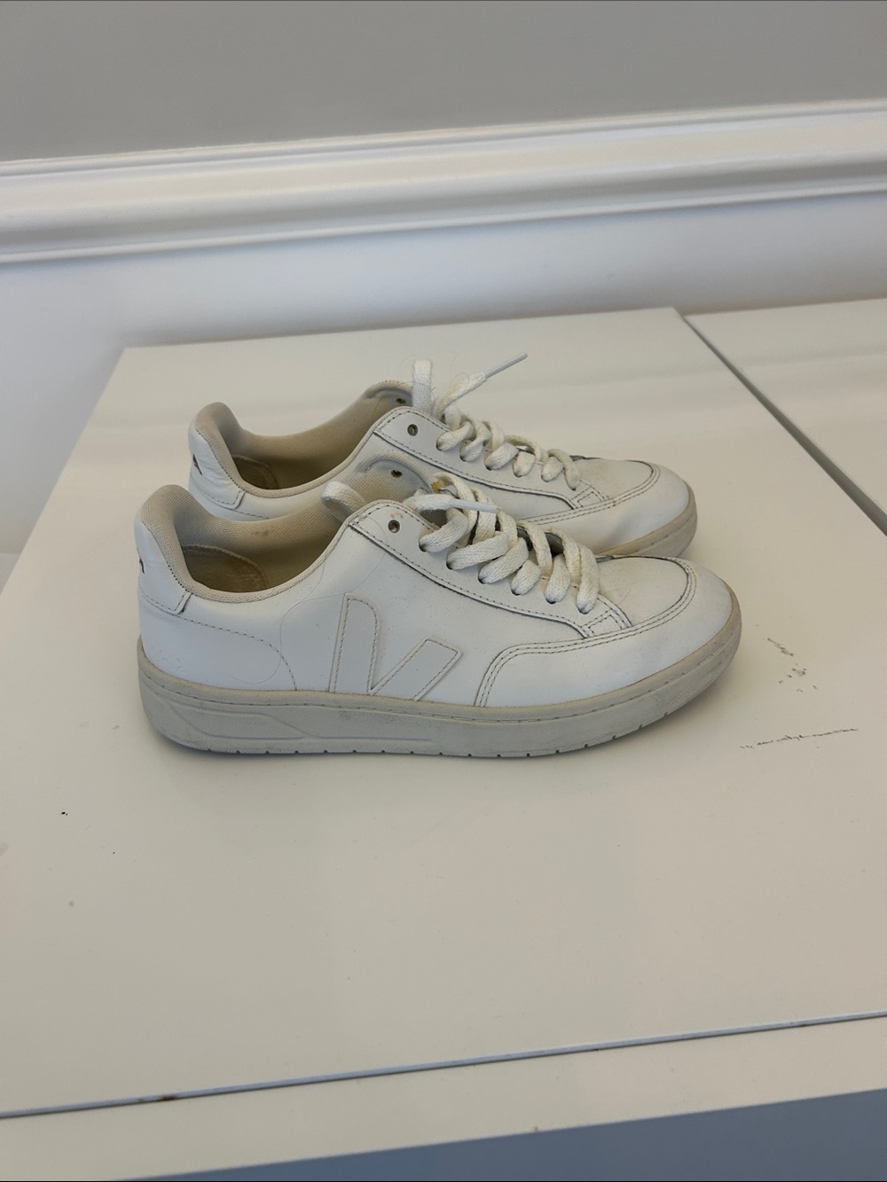 Veja White Minimal Leather Low-Top Sneakers - Picture 2 of 3